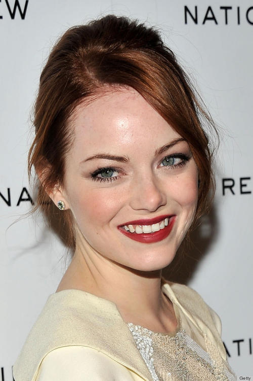 Emma Stone no sabe verse mal. Para que veas que a las pelirrojas, naturales o no, tambi&eacute;n les queda bien el rojo en los labios.