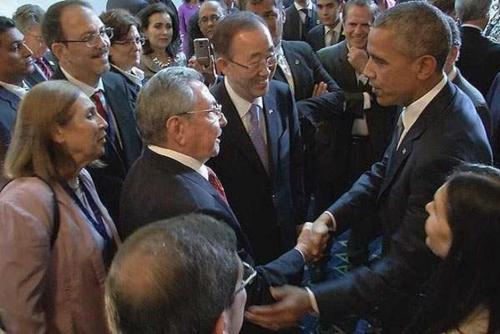 Los mandatarios de Estados Unidos y Cuba se reunieron en Panam&aacute; durante la Cumbre de las Am&eacute;ricas.  (Foto: emol.com) 