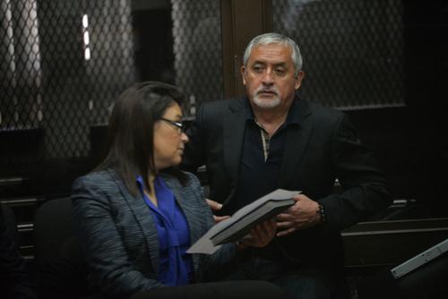 Otto P&eacute;rez Molina y Roxana Baldetti a la espera del inicio de la audiencia por el caso La L&iacute;nea. (Foto: Wilder L&oacute;pez/Soy502)