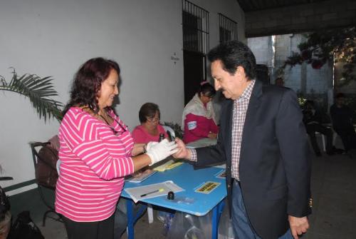 Momento en el cual le imponen la tinta indeleble al candidato Mario David Garc&iacute;a.