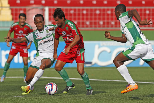 El "Carmelita", equipo de Padilla en Costa Rica, marcha en el tercer puesto de la tabla.