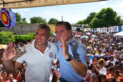 Javier Hern&aacute;ndez, candidato a diputado, acompa&ntilde;&oacute; a Mario Estrada durante el discurso aunque no habl&oacute;. (Foto: Jes&uacute;s Alfonso/Soy502)
