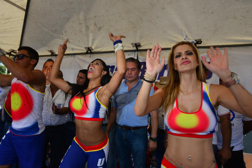 Elenco del programa "Combate" es el encargado de abrir el acto de Mario Estrada. (Foto: Jes&uacute;s Alfonso/Soy502)