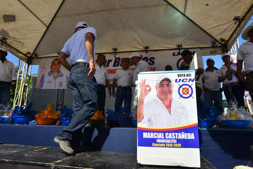 Tras el evento, cortes&iacute;a del candidato a alcalde, Edagar Barillas, y el candidato a diputado, Marcial Casta&ntilde;eda, se rifaron cinco estufas y catorce canastas de alimentos. (Foto: Jes&uacute;s Alfonso/Soy502)