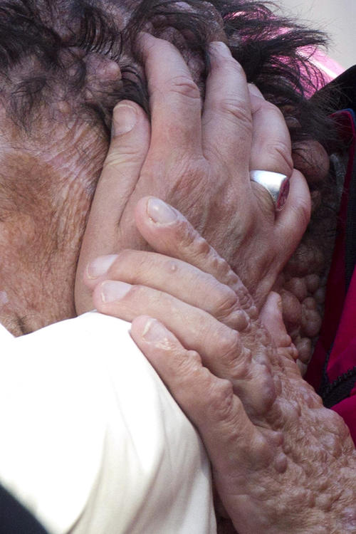 El papa Francisco abraza a una persona enferma durante la audiencia de los mi&eacute;rcoles en la Plaza de San Pedro.