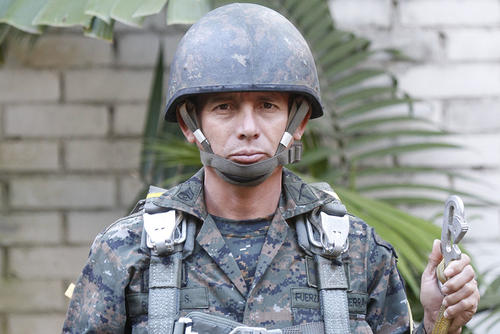 El entrenamiento es intenso para evitar fallas durante el salto desde m&aacute;s de 400 metros de altura.  (Foto: Deccio Serrano/Soy502)