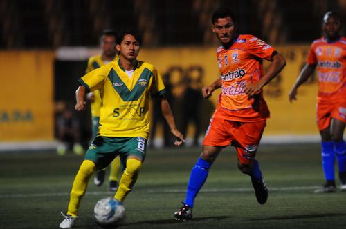 Alex P&eacute;rez intent&oacute; tener el bal&oacute;n en el medio campo ante los Venados. (Foto: Nuestro Diario)