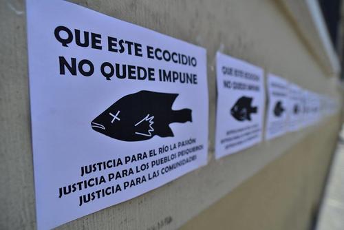 Los comunitarios afectados por la contaminaci&oacute;n del r&iacute;o La Pasi&oacute;n piden al MP investigar a la empresa que habr&iacute;a provocado el derrame del qu&iacute;mico. (Foto: Wilder L&oacute;pez/Soy502) 