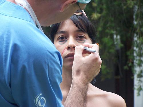 Regina Galindo usa su cuerpo como transmisor de mensajes sociales de gran fuerza. (Foto: Regina Galindo oficial) 