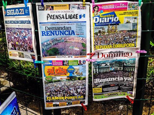La manifestaci&oacute;n pac&iacute;fica fueron los titulares principales de los diarios guatemaltecos del pa&iacute;s este domingo. (Foto: Esteban Biba) 