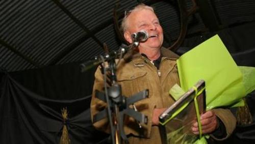 Hj&ouml;rtur E. Kjerulf recibe su premio en Islandia por haber aportado la primera prueba sobre la existencia del mostruo del lago. 