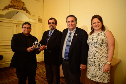 Alexis Batres recibe el primer premio del "Gold Standard Award" de manos de directivos de la C&aacute;mara de Comercio Guatemalteco Americana, Amcham. (Foto: Soy502/Jes&uacute;s Alfonso).