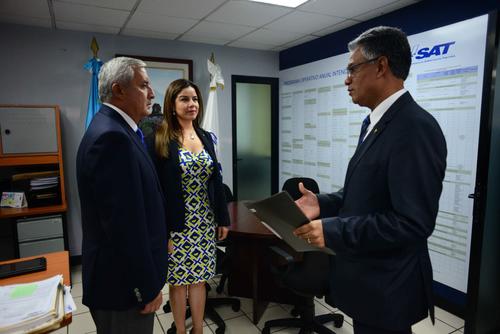 El presidente Otto P&eacute;rez Molina con dos funcionarios clave: el entonces jefe de la Superintendencia de Administraci&oacute;n Tributaria, Carlos Mu&ntilde;oz, y la Intendente de Aduanas, Claudia M&eacute;ndez. (Foto: Jes&uacute;s Alfonso/Soy502).