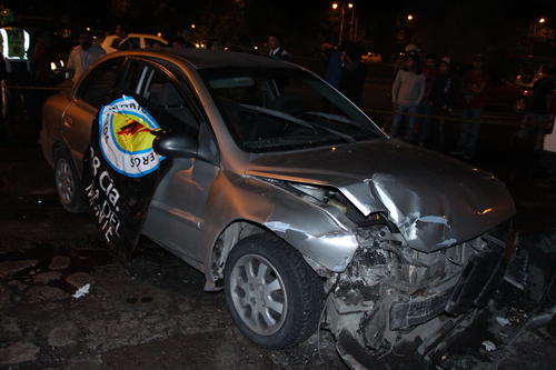 El auto en el que se conducía la pareja placas particular 628DDF chocó contra varios autos antes de colisionar con un muro perimetral de una gasolinera en la Calzada San Juan zona 7 y 6a avenida. (Foto: PNC) 