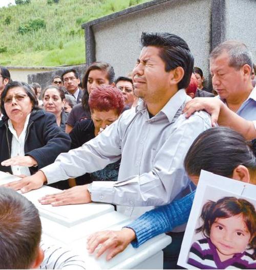 Una desgarradora batalla por la custodia de la peque&ntilde;a Jennifer fue la antesala de su muerte. Aqu&iacute;, el padre de la ni&ntilde;a llora sobre su ata&uacute;d blanco. (Foto: Nuestro Diario)