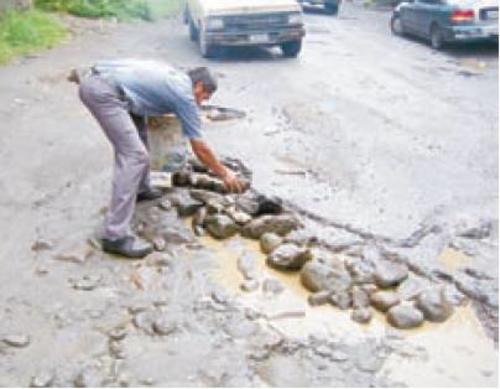 Los vecinos deben ingeniar soluciones para poder transitar entre los baches con lunares de carretera. (Foto: Nuestro Diario).