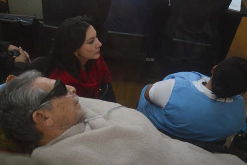 La hija del militar retirado, Zury Ríos, acompañó a su padre a la audiencia suspendida el lunes pasado. (Foto: Wilder López/Soy502)