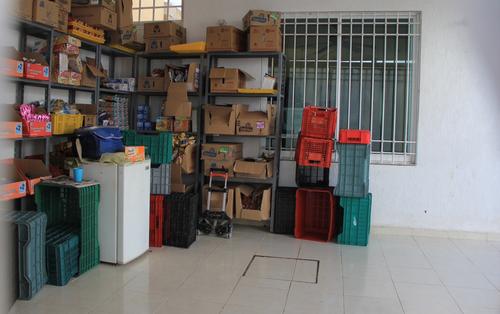 Bodega de golosinas habilitada en la terraza de la vivienda