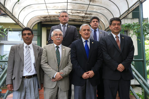 En su visita al Maga, el presidente P&eacute;rez Molina tuvo tiempo hasta para una foto oficial con las autoridades del lugar. Sin embargo, del tema de la contaminaci&oacute;n del r&iacute;o La Pasi&oacute;n apenas se habl&oacute;. (Foto: Presidencia)