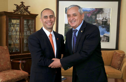 El presidente P&eacute;rez Molina recibi&oacute; a Jorge Elorza en Casa Presidencial. (Foto: Presidencia)