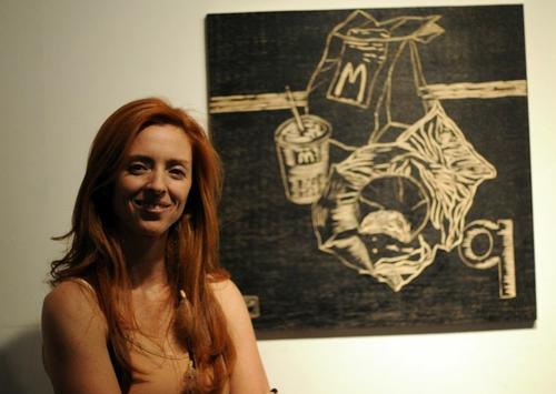 
La artista visual Lily Acevedo posa junto a su pieza "Mi mamá me ama, mi papá me mima, yo odio a mis papás". 