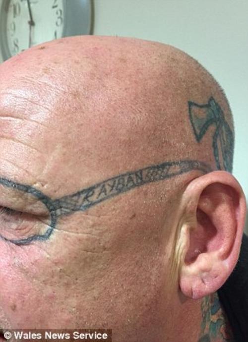 Los bromistas amigos tuvieron el detalle de tatuar hasta la "marca" de las gafas. (Foto: dailymail.co.uk)