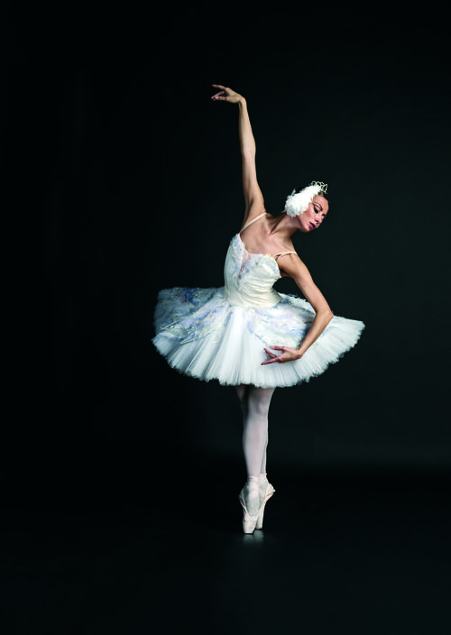 Iryna Khandazhevska es la estrella que interpreta a Odette la reina de los cisnes y Odile, su hermana gemela. (Foto: Russian Classical Ballet) 