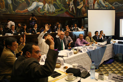 Los diputados miembros de la comisión votaron por las reformas y que estas sean discutidas en el Pleno. (Foto: Alexis Batres/Soy502)