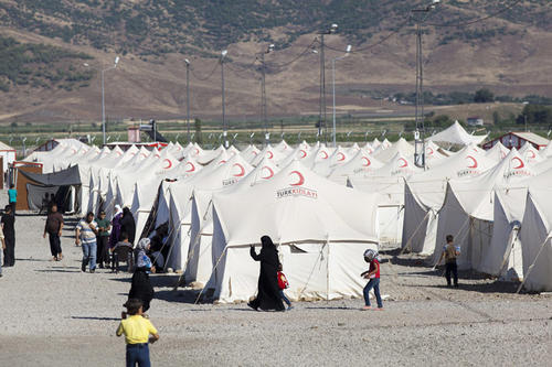 Los sirios huyen tanto de los bombardeos aéreos de la coalición internacional antiyihadista como del avance de las milicias kurdas. (Foto: www.porisrael.org)