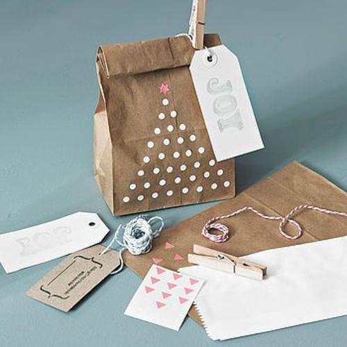 Bolsas de papel craft, listones de colores y temperas para dise&ntilde;ar. (Foto: Pinterest)
