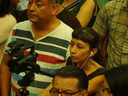 La artista Regina Galindo, documentando el performance "Culpable". (Foto: Ameno C&oacute;rdova) 