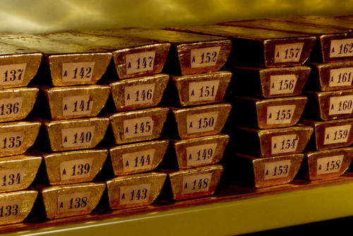 El precio del oro alcanzó su nivel más bajo en los últimos cinco años