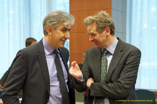Reza Moghadam (izquierda) y Paul Thomsen. Moghadam, consider&oacute; "adecuadas" las pol&iacute;ticas del Banco Central Europeo (BCE), de respaldo monetario, pero asegur&oacute; que no puede ser un "sustituto" de las reformas estructurales necesarias para "eliminar las rigideces" que enfrentan varios mercados del euro.