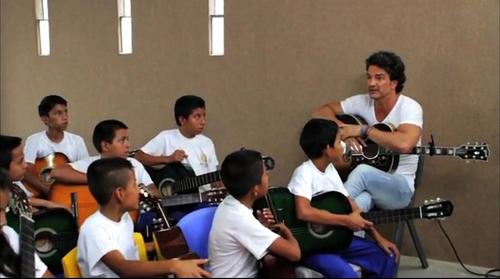 Ricardo Arjona canta junto a los ni&ntilde;os de la escuela Nohem&iacute; Morales de Arjona. (Foto: Huffington Post) 