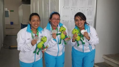 Las competidoras de rifle por equipos lograron la medalla de plata. (Foto: COG)