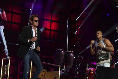 Marc Anthony acompa&ntilde;a a Santos en su concierto con el tema "Vivir mi vida". (Foto: EFE) 