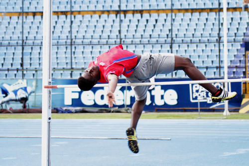 Largas horas de entrenamiento son las que invierte Ronald Ram&iacute;rez en la pr&aacute;ctica de saltos alto y otras pruebas de atletismo. (Foto: Luis Barrios/Soy502)