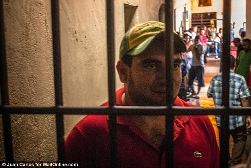 Plutarco Antonio Ruiz habl&oacute; desde su celda en la prisi&oacute;n de Santa B&aacute;rbara para negar haber matado a su amante, Sof&iacute;a Alvarado, y su hermana la reina de belleza Mar&iacute;a Jos&eacute; en un ataque b&aacute;rbaro que vio a las mujeres dispar&oacute; 22 veces. 