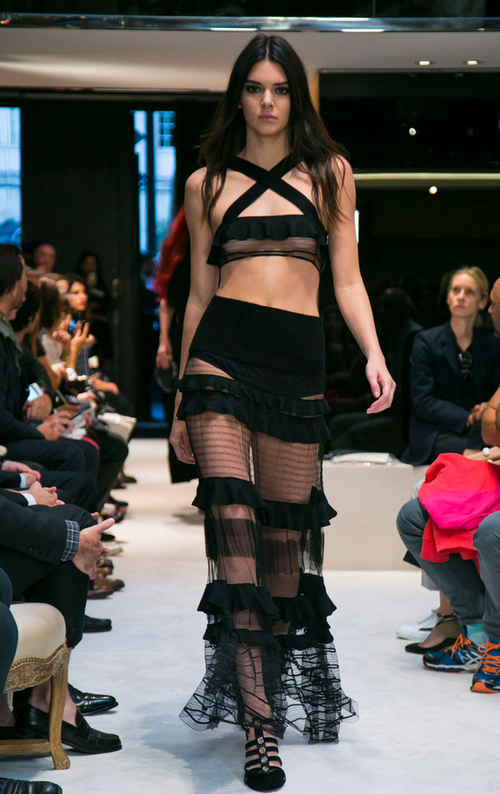 Las transparencias no pueden faltar. (Foto: Nowfashion) 