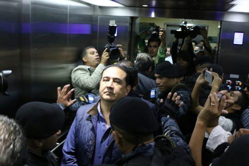 As&iacute; fue la llegada de Sammy Morales a la Torre de Tribunales. (Foto: Alejandro Bal&aacute;n/Soy502)