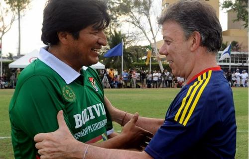 Morales y Evo disfrutaron de un partido de f&uacute;tbol en la pasada cumbre de las Am&eacute;ricas en Bogot&aacute; en 2012. (Foto: Lapatria)