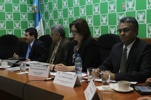 Carlos Muñoz, jefe de la SAT (derecha), acudió a una citación de la bancada de la UNE en donde acudieron también la viceministra de economía, Claudia del Aguila y Edwin Martínez, viceministro de Finanzas (Foto: Alexis Batres/Soy502)