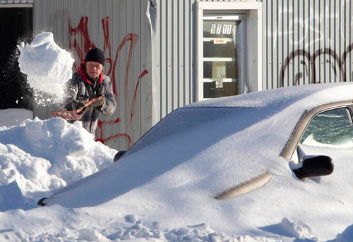 Ciudadanos de Estados Unidos y Canad&aacute; pasaron la navidad en refugios y sin energ&iacute;a el&eacute;ctrica a causa de las fuertes nevadas. 