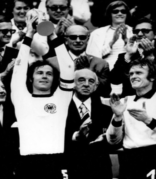 Alemania fue el primer pa&iacute;s en alzar la nueva Copa del Mundo. 