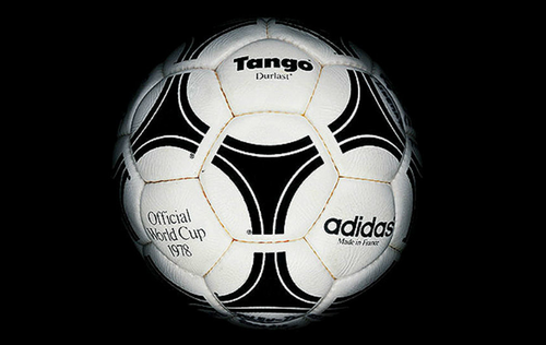 La pelota Tango mantuvo los 32 gajos pero los dividi&oacute; en 20 hex&aacute;gonos y 12 pent&aacute;gonos.