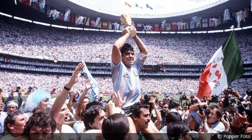 Maradona alzando la Copa del Mundo, en M&eacute;xico 1986. 