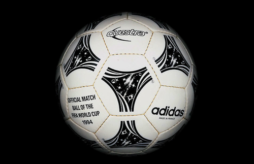 El bal&oacute;n de este mundial se llam&oacute; Questra, derivado de la expresi&oacute;n inglesa "Quest for the Stars".