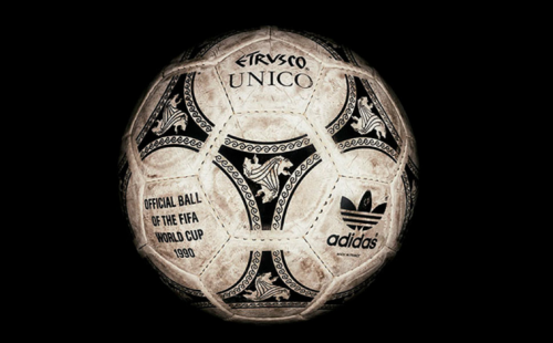 El balón empleado se le conoce como el modelo "Etrusco Unico"