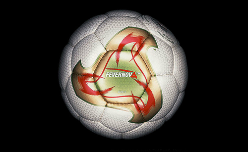 Fevernova, la primera en escapar a la influencia de dise&ntilde;o de la pelota Tango.