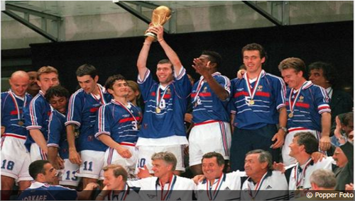 Francia se corona campeona, en la XVI Copa Mundial de la FIFA, la mayor de la historia desde que se inici&oacute; el torneo.